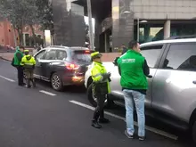 Supervigilancia ejerciendo control a vehículos blindados en Día sin Carro