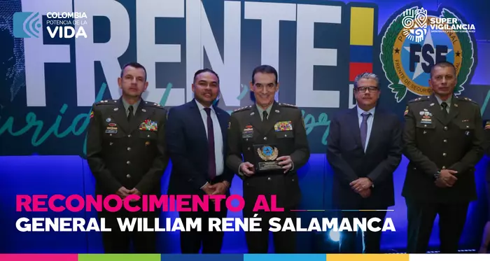 Superintendente de Vigilancia entrega reconocimiento a Director de la Policía Nacional