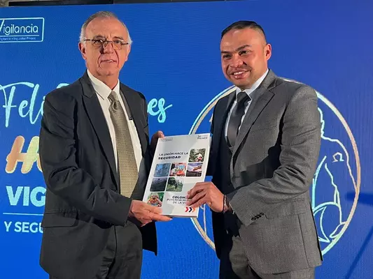 Superintendente Alfonso Manzur entrega al ministro de Defensa, Dr. Iván Velásquez, el libro de la Vigilancia y Seguridad Privada